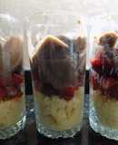 Delicia en vasos con postre de chocolate, frutillas y vainillas
