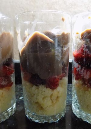 Una foto de Delicia en vasos con postre de chocolate, frutillas y vainillas