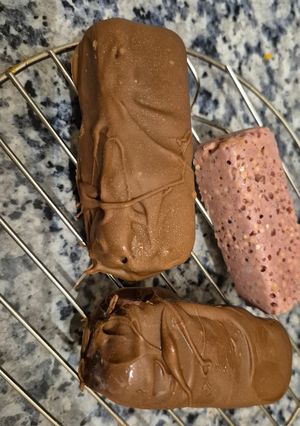 Foto principal de Barritas congeladas de quinoa con frutos rojos y dátiles