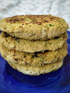 Una foto de Panecillos de avena con ajo y perejil en sartén