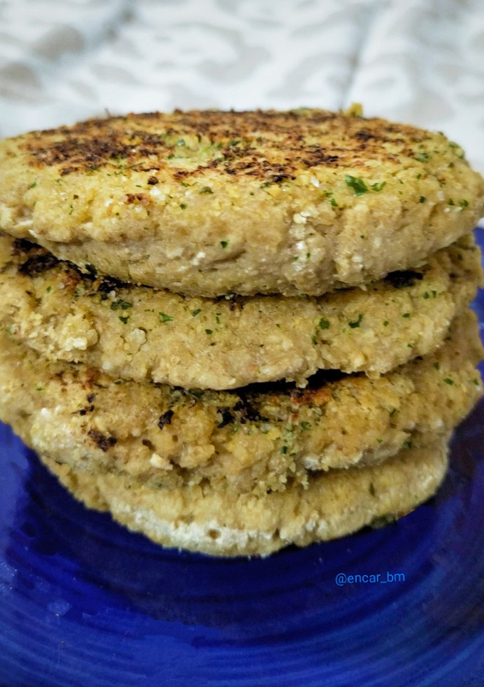 Una foto de Panecillos de avena con ajo y perejil en sartén