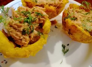 Una foto de Canastilla de plátano verde rellenas de atún en salsa rosada