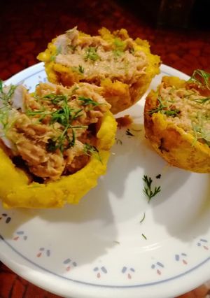 Una foto de Canastilla de plátano verde rellenas de atún en salsa rosada