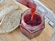 Una foto de mermelada de frutilla