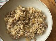 Una foto de arroz con carne picada