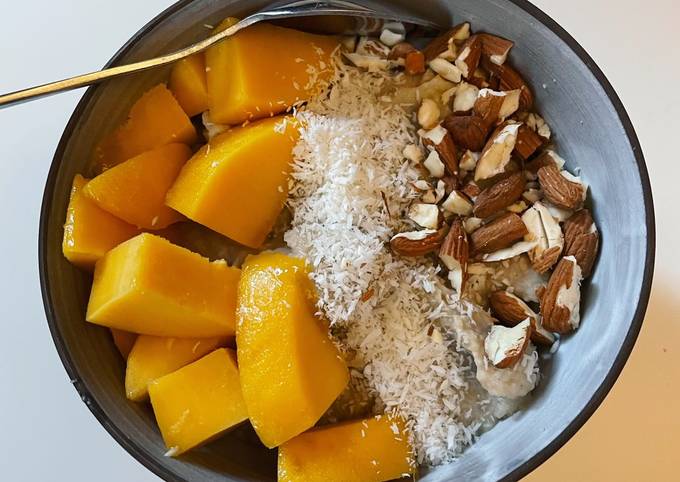 Porridge aux flocons de sarrasin, mangue, noix de coco râpée et amandes concassées