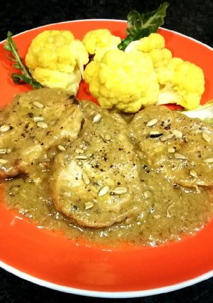 Una foto de Lomo de cerdo en salsa Minera con guarnición