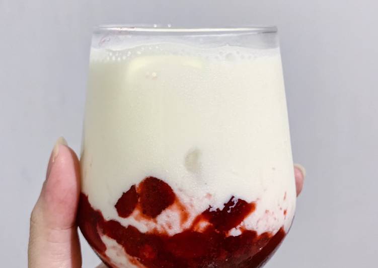 Langkah Mudah untuk Menyiapkan Korean Strawberry Milk 🍓, Menggugah Selera