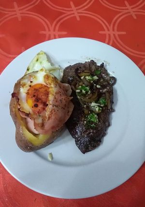 Una foto de Hígado encebollado con papas cocotte