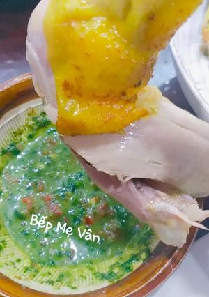 Hình của món Gà Hấp Lá É Trắng Và Sả Chấm Muối Lá É Trắng.