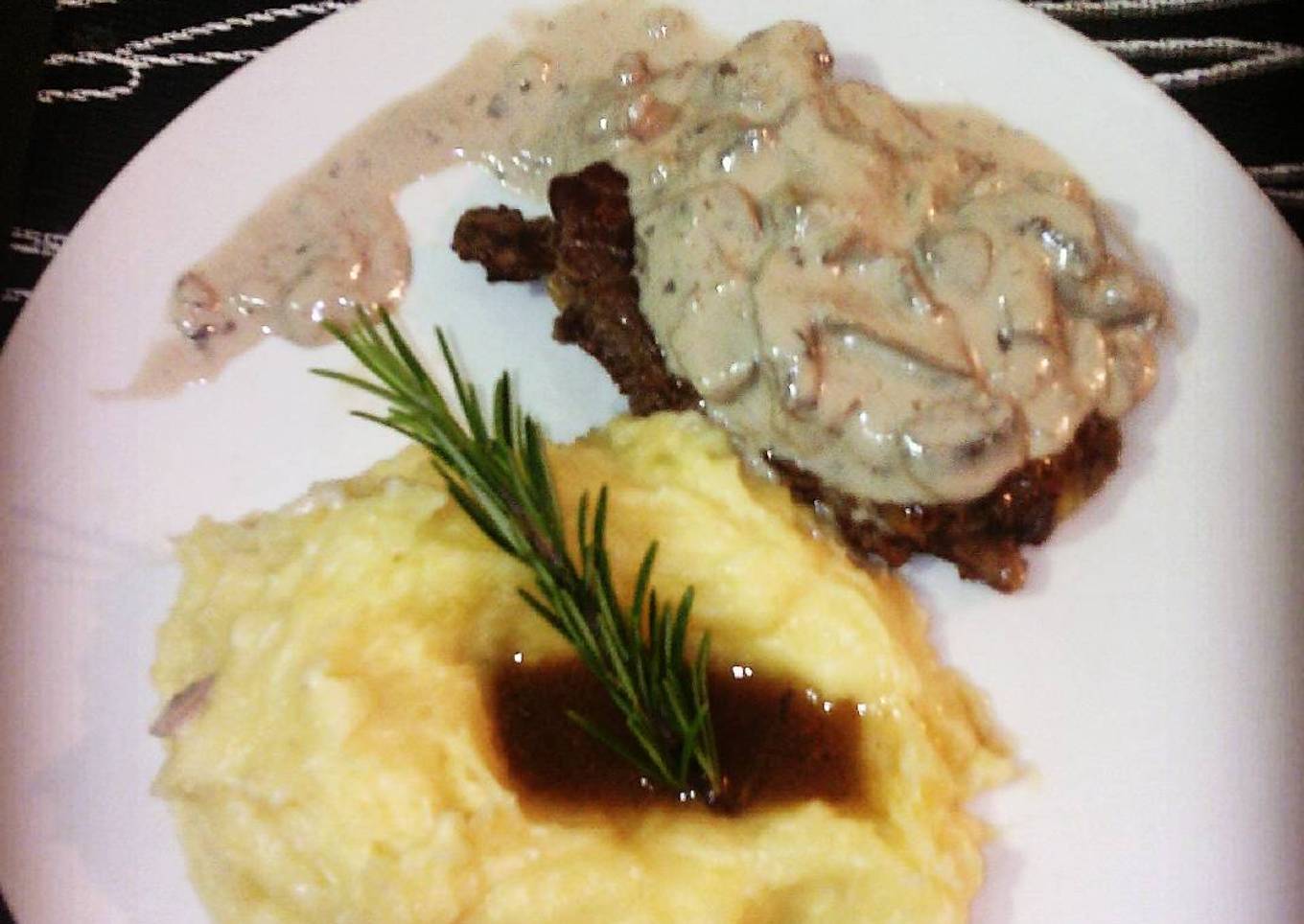 Lomo de aguja con Champiñones y Puré de papa