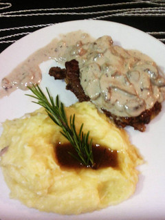 Una foto de Lomo de aguja con Champiñones y Puré de papa