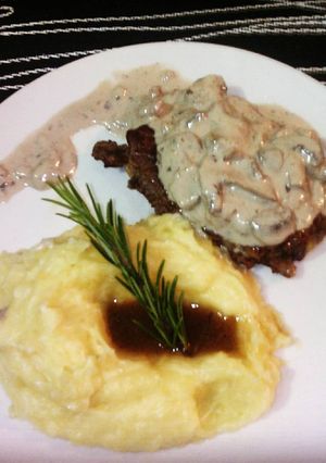 Una foto de Lomo de aguja con Champiñones y Puré de papa