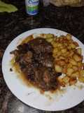 Carne agridulce con chutney de manzana con papas doradas