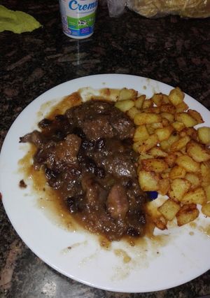 Una foto de Carne agridulce con chutney de manzana con papas doradas