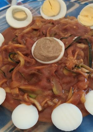 Una foto de Fideos de calabacín con pesto rojo y huevo