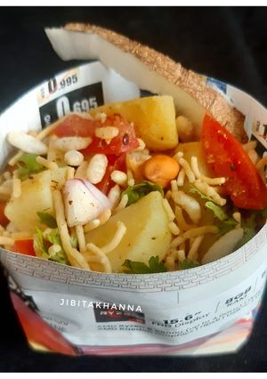 A picture of Kolkata style Jhal Muri (Masala Muri / Sukha Bhel).