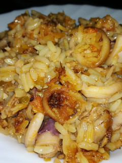 Una foto de Arroz con chipirones y atún