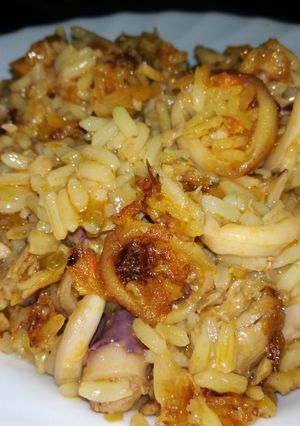 Una foto de Arroz con chipirones y atún