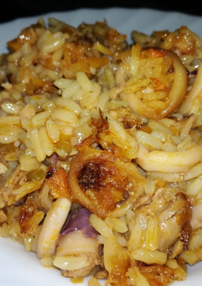 Una foto de Arroz con chipirones y atún
