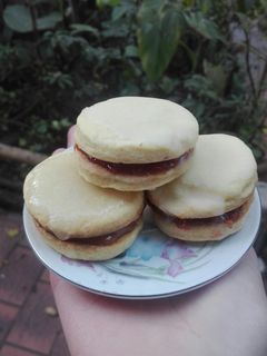 Una foto de Alfajores cordobeses de fruta y dulce de leche😍