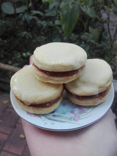 Una foto de Alfajores cordobeses de fruta y dulce de leche😍
