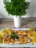 Filetes de merluza y patatas al vapor con picada