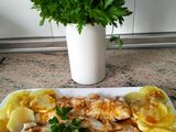 Filetes de merluza y patatas al vapor con picada