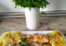 Filetes de merluza y patatas al vapor con picada