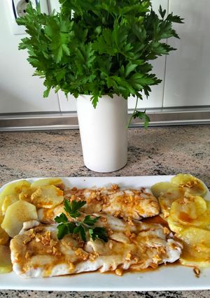 Una foto de Filetes de merluza y patatas al vapor con picada