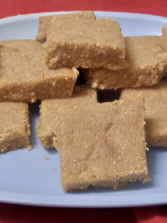 સુખડી (Sukhadi Recipe In Gujarati) રેસીપી મુખ્ય ફોટો