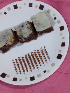 ચીકુ ચોકલેટ હલવો (Chikoo Chocalate Halwa Recipe In Gujarati) રેસીપી મુખ્ય ફોટો