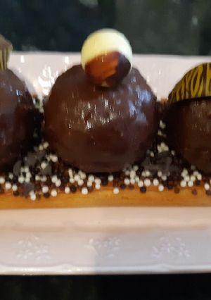 Une photo de La bûche Ferrero rocher