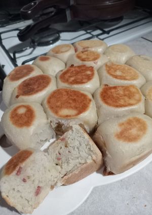 Una foto de Pancitos de queso y salame en "sartén"