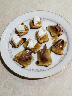 Una foto de Hojaldres con cebolla caramelizada