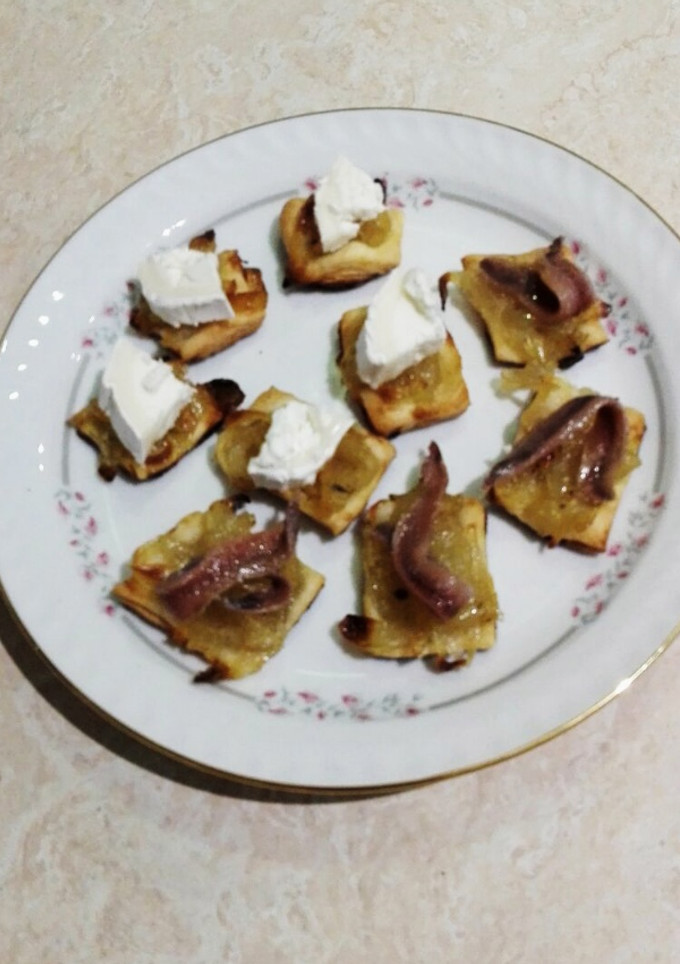 Una foto de Hojaldres con cebolla caramelizada