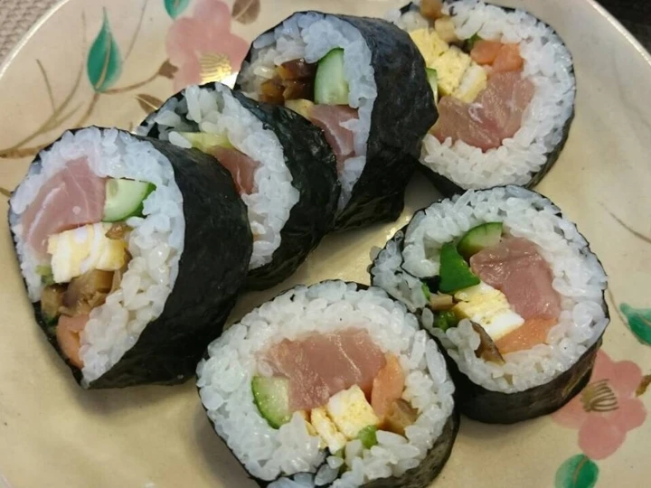 Easy Steps to Prepare Recipes Futomaki－Thick Sushi Rolls Filled with Vegetables the  Makes Drooling Appealing.