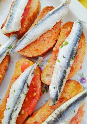 Une photo de Pan con tomate et anchois marinés