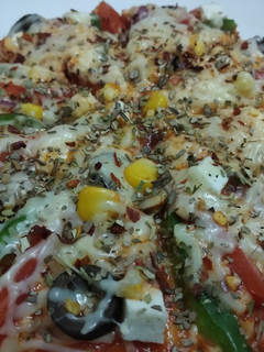 વેજ ચીઝ પીઝા (Veg. Cheese Pizza Recipe In Gujarati) રેસીપી મુખ્ય ફોટો