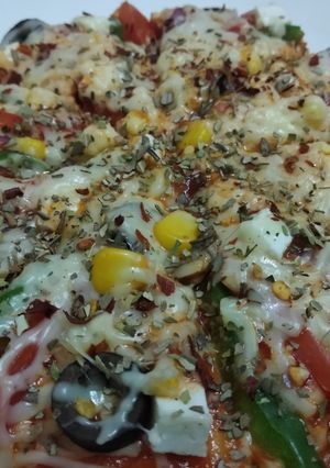 વેજ ચીઝ પીઝા (Veg. Cheese Pizza Recipe In Gujarati) રેસીપી મુખ્ય ફોટો