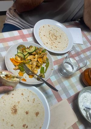 Una foto de Fajitas de pollo y melocotón con salsa yogur