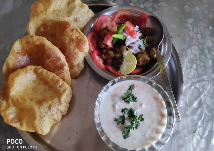 Recipe of Homemade Masala Puri cucumber raita and chole