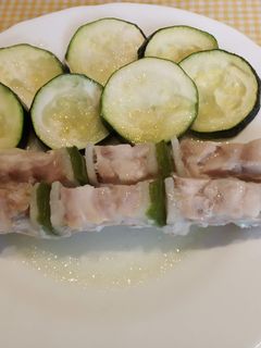 Una foto de Brochetas de pollo con calabacín al horno