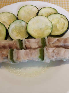 Una foto de Brochetas de pollo con calabacín al horno