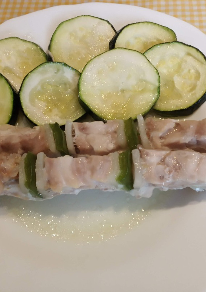 Una foto de Brochetas de pollo con calabacín al horno