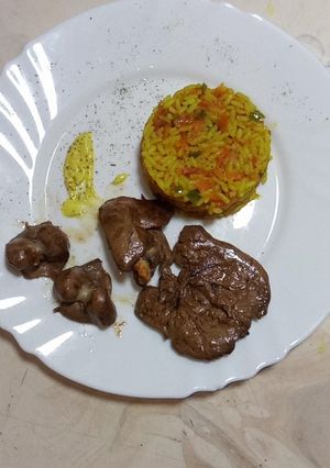Une photo de Riz au légumes accompagné d'abats