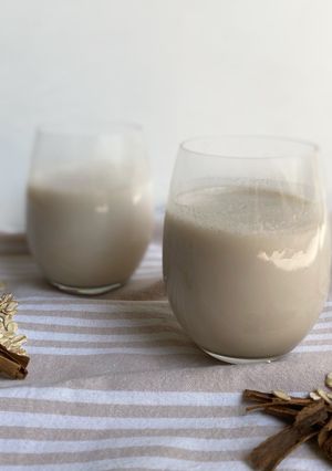 Una foto de Agua de horchata de avena sin lácteos