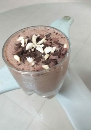 અખરોટ ચોકલેટ શેક (Walnuts Chocolate Shake Recipe in Gujarati) રેસીપી મુખ્ય ફોટો