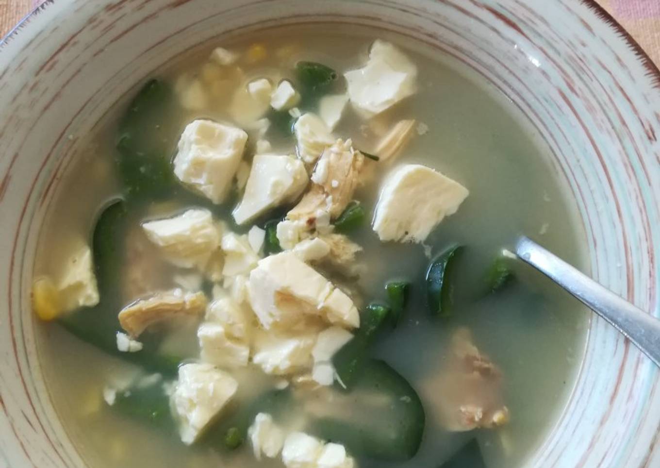 Sopa de chile poblano con pollo deshebrado