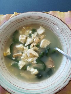 Una foto de Sopa de chile poblano con pollo deshebrado